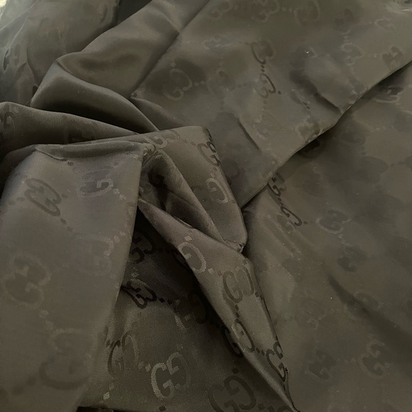 Large Gucci Black Silk Scarf - Picture 5 of 6